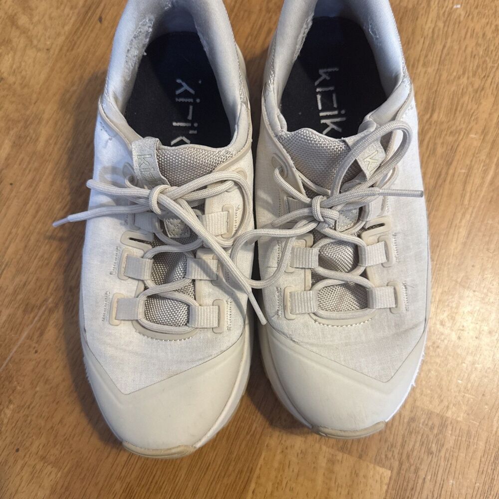 Kizik Sneakers Men’s 6.5 Women’s 8 White cream Lace Up